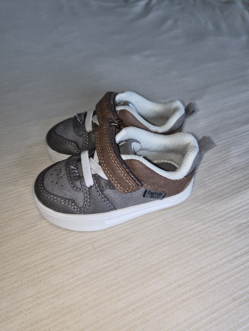 OshKosh B'gosh Gray Velcro Shoes - Kids Size 4 - Great Condition - Picture 2 of 8